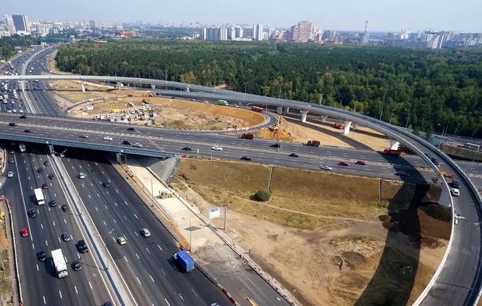 До конца года в Москве завершат реконструкцию двух развязок на МКАД